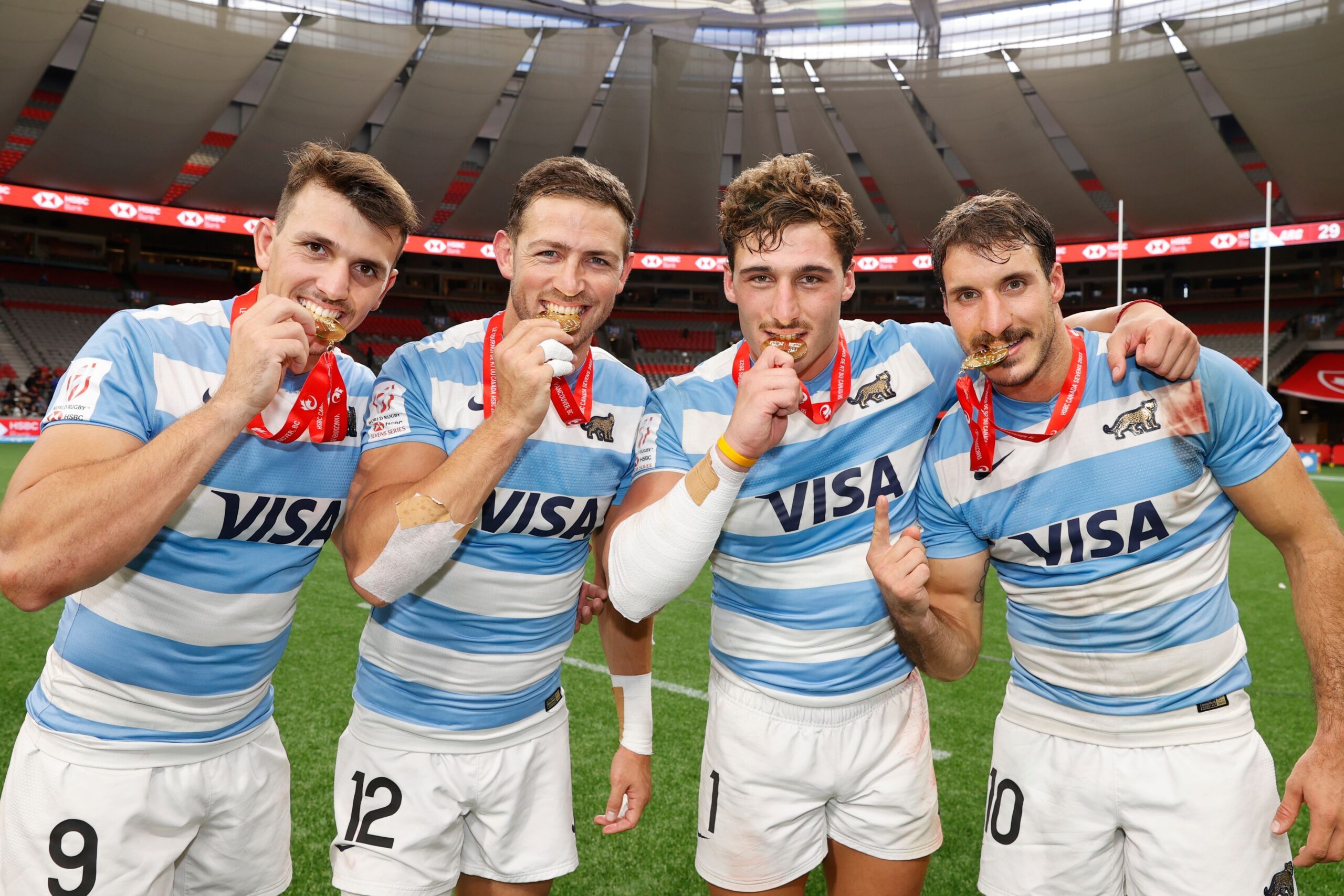 Los Pumas rugby sevens players celebrating gold at Vancouver.