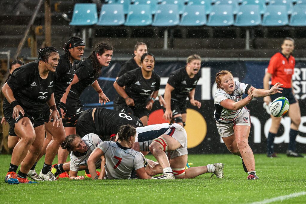 American Alev Kelter passing the ball against New Zealand 